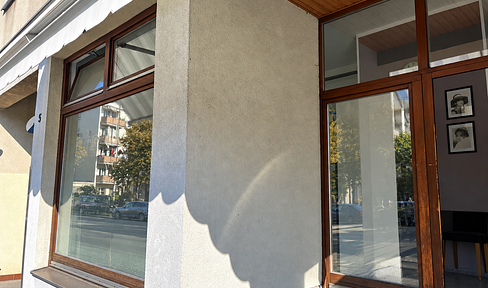 24 square meters of retail space in Nuremberg – commission-free, with a dedicated parking space.