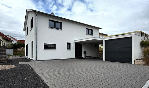 Brand new, KfW-55 certified single-family home, built in 2022, with a room height of 2.70 meters – directly from the owner, no commission fees.
