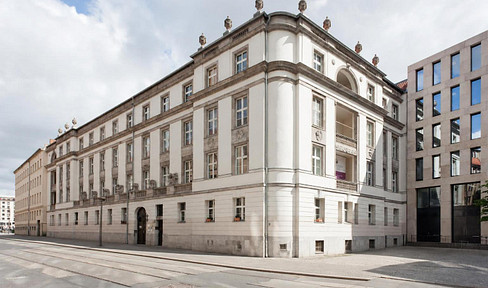 URBAN OASIS: Quiet 4-room apartment near the Admiralspalast, with a courtyard balcony, also suitable for partial commercial use.