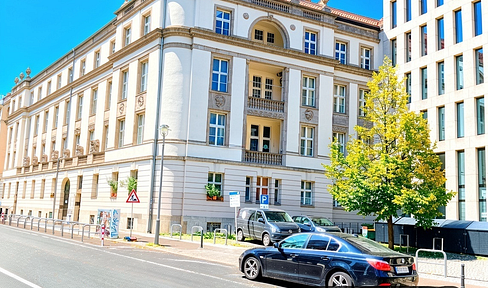 URBAN OASIS: Quiet 4-room apartment near the Admiralspalast, with a courtyard balcony, also suitable for partial commercial use.