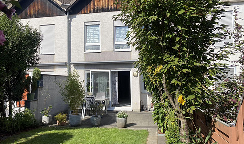 No fees! Well-maintained terraced house in Cologne-Urbach, with excellent transport links and a charging station for electric vehicles.