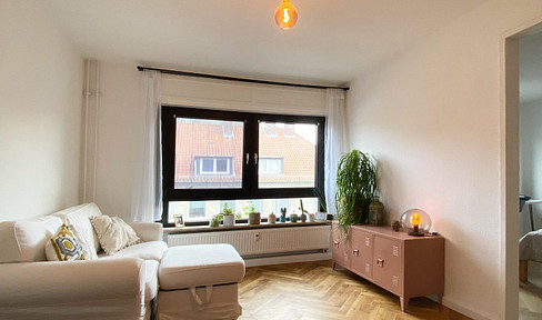 Well-proportioned, centrally located 2-room apartment with an open-plan kitchen.