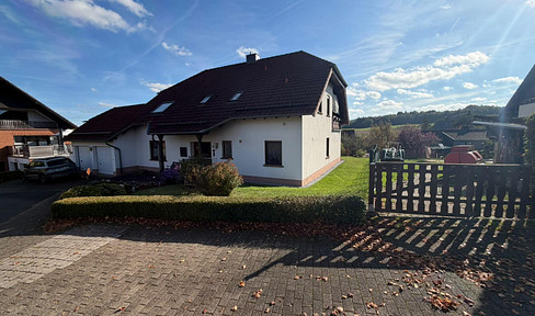 Wohnen mit Weitblick: 4-Zimmer-Gartenwohnung mit Kaminofen, überdachter Terrasse und Garage