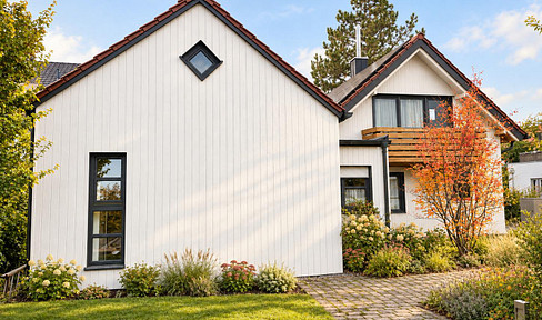 Detached house on a large plot, requiring renovation, plus a tiny house option, and building permit for a multi-family house.