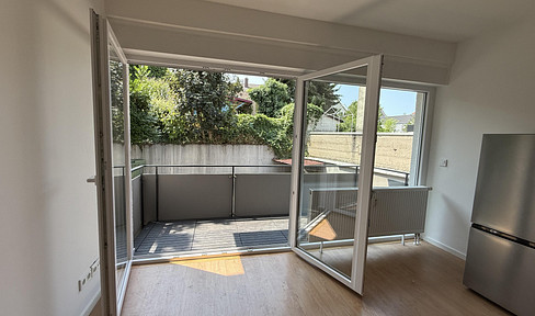 5.8% Return on Investment: Ground-floor apartment with balcony and parking space for rent – €925 monthly rent.