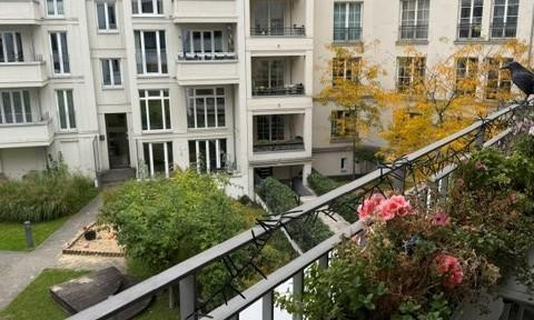 Quiet 4-room apartment with a south-facing balcony overlooking a green courtyard in central Berlin – no agency fees.