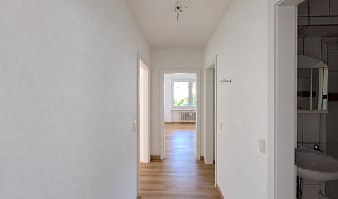 Bright, renovated 3-room apartment in a prime location, right next to the university.