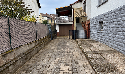 Renovierungsbedürftiges Einfamilienhaus/Dopppelhaus mit Garage