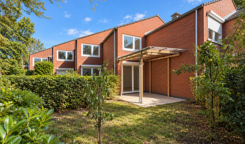 Fully basemented terraced house with a garden, located near the Eppendorf Moor.