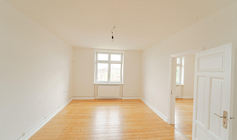 Gemütliche 2-Zi.-Altbauwohnung, frisch renoviert, mit neuer EBK und Balkon