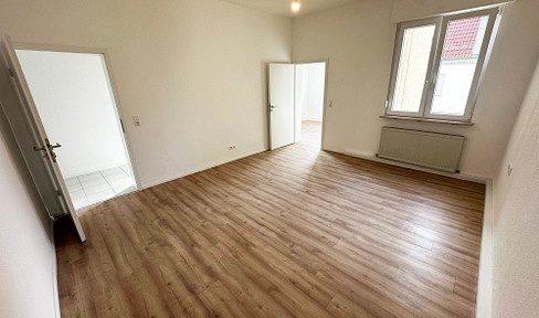 3.5-room apartment, first occupancy after renovation - New flooring, kitchen, bathroom, and windows - Central location in Heilbronn.