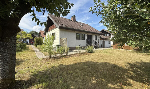 Quiet location in Unterrodach: Detached family home, beautiful garden, and double garage (no commission).