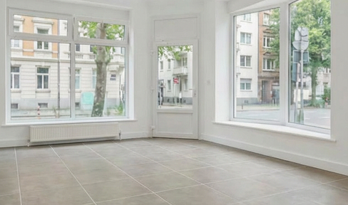 Renovated historic building in a prime commercial location in Bremen | Corner shop with a large window frontage.