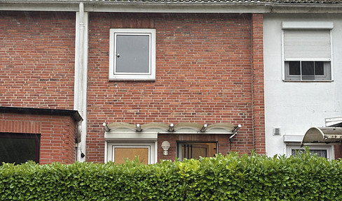 Modernized terraced house with a heat pump, energy efficiency class B, and a garage, available without any agency fees.