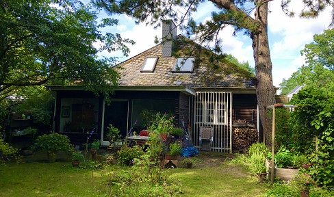 Not your average property: A house and a bungalow, both located directly next to the Alsterpark, available for personal use or for renting out.