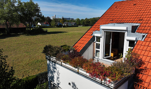 Spacious apartment with a large rooftop terrace and a hobby room, offering over 210 square meters of living space.