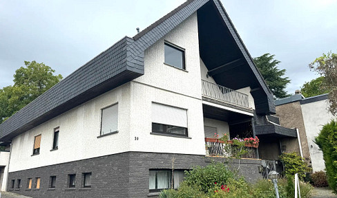 Versatile multi-family house with 3 units and an attractive building plot.