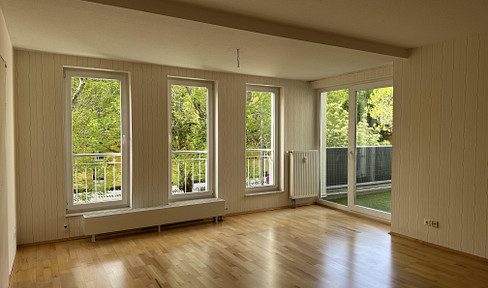 3-room apartment with a kitchen, balcony, bathtub, and shower, located in the eastern part of the city.