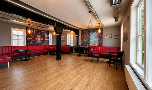 Spacious commercial unit on the ground floor – versatile and adaptable for various uses.
