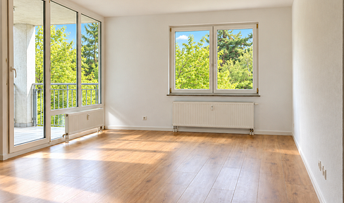 Bright, 2.5-room apartment with a balcony and a view of greenery.