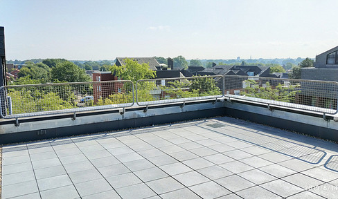 Penthouse with a 40 m² rooftop terrace in Gievenbeck – includes fitted kitchen, elevator, and parking space. Close to the university and the city center!