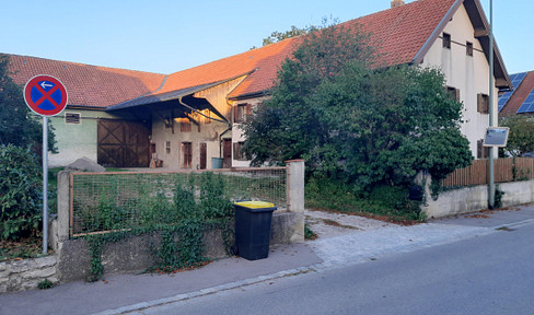 Charming former farmhouse for sale, no commission, located in the Ammersee region.