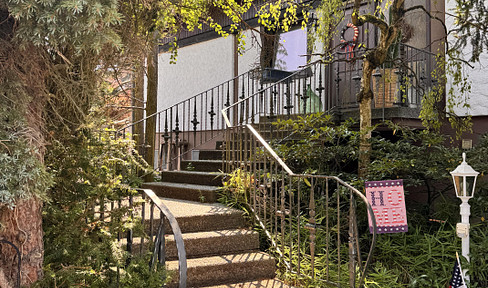 Commission-free: Detached house with a separate apartment, gallery, fireplace, and double garage.