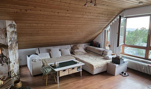 Beautiful, bright 4-room penthouse apartment with a large balcony and garage, located in a quiet, south-facing area of Würzburg-Lengfeld.