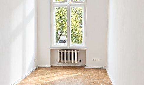 Charlottenburg - Altbau mit hohen Decken, Stuck, Balkon & viel Licht – bezugsfrei