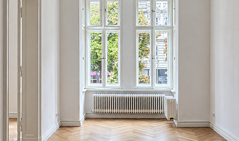 Charlottenburg - Altbau mit hohen Decken, Stuck, Balkon & viel Licht – bezugsfrei
