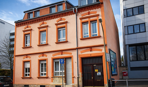 No commission: Residential and commercial building with 4 garages in Ludwigshafen.