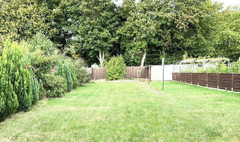 Sanierte Doppelhaushälfte mit 4 Zimmern und pflegeleichtem Garten