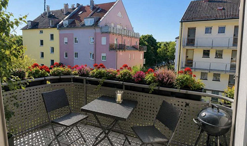 Investment opportunity in Munich-Milbertshofen: Rented 2-room apartment with a south-facing balcony.