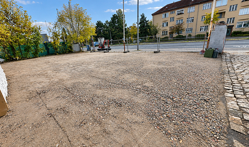 300 square meters of open space available for rent on a main street – ideal for used car dealers.