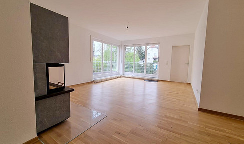 Open-plan living space on two levels: 2.5-room apartment with a 25 m² south-west-facing terrace, fireplace, and newly renovated bathrooms.