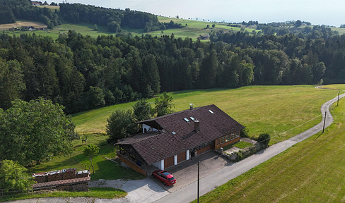 Secluded property near Traunstein – spacious country house with approximately 376 square meters of living space and potential for new construction.