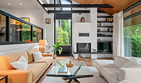 Architect-designed house in a prime location.