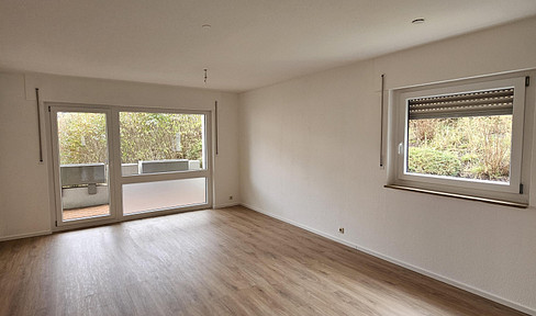 Frisch renovierte 2-Zimmer-Wohnung mit Loggia, neuer Küche & Garage