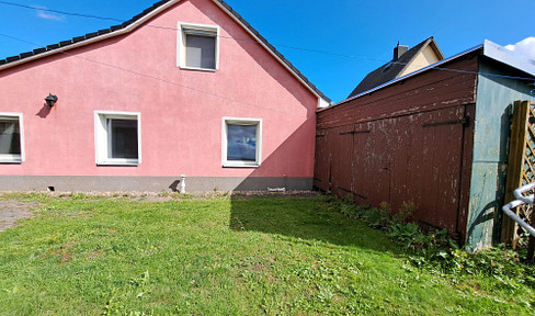 Family-friendly detached house on a 753m² plot with a double garage, located in Berlin-Heinersdorf.