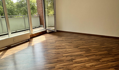 Bright, two-room apartment with a balcony and fitted kitchen, including a parking space, in a central location.