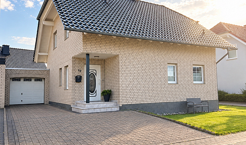 Detached house with an additional approximately 70 square meter usable basement in the town center of Borgentreich.