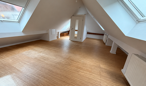 Charming 3-room maisonette apartment with a rooftop studio, located in a quiet courtyard building in Heidelberg-Bergheim.