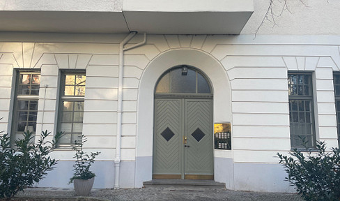 Stylish city apartment with a west-facing balcony and a view of historic buildings in the Güntzelkiez neighborhood.