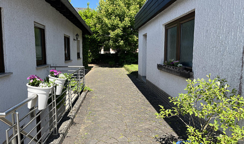 Well-maintained bungalow for sale, fully basemented, with a large terrace and garden.