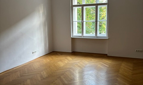 Excellent, spacious 4.5-room apartment in a well-maintained pre-war building, located in Alt-Bogenhausen, near Prinzregentenplatz. Features include a living kitchen, dining area, and balcony!