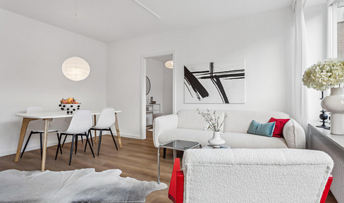 Renovated apartment with a south-facing balcony, located directly next to the Hamburg City Park.