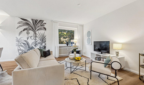 Renovated apartment with a south-facing balcony, located directly next to the Hamburg City Park.