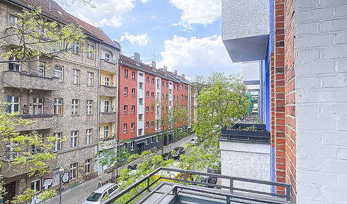 2-room apartment with fitted kitchen and balcony, 54 square meters, centrally located in Berlin-Neukölln.