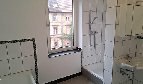 Modernized 3-room apartment in the center of Worms, with parking space for a car.