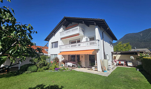 Sun-drenched 3-room apartment with breathtaking mountain views, located in a quiet area.